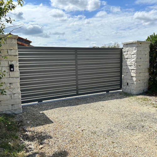 portail-barreaux-persiennes-aluminium