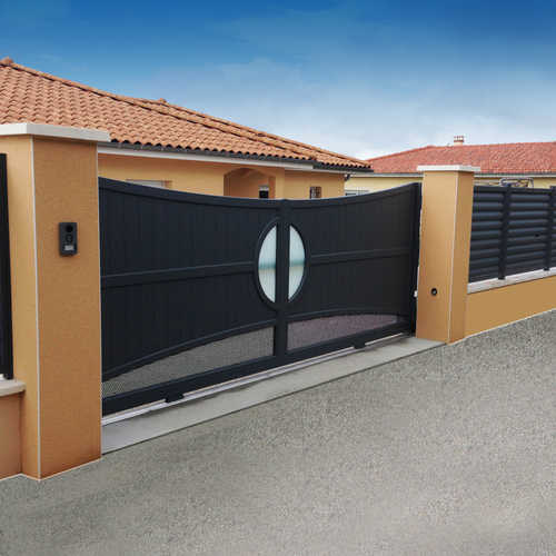 portail-coulissant-aluminium-hublot