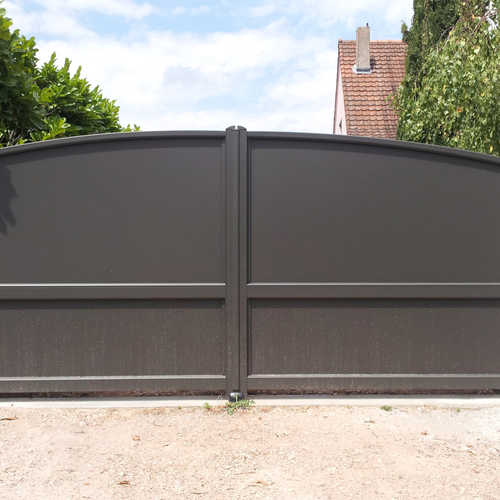 portail-plein-aluminium-forme-bombee